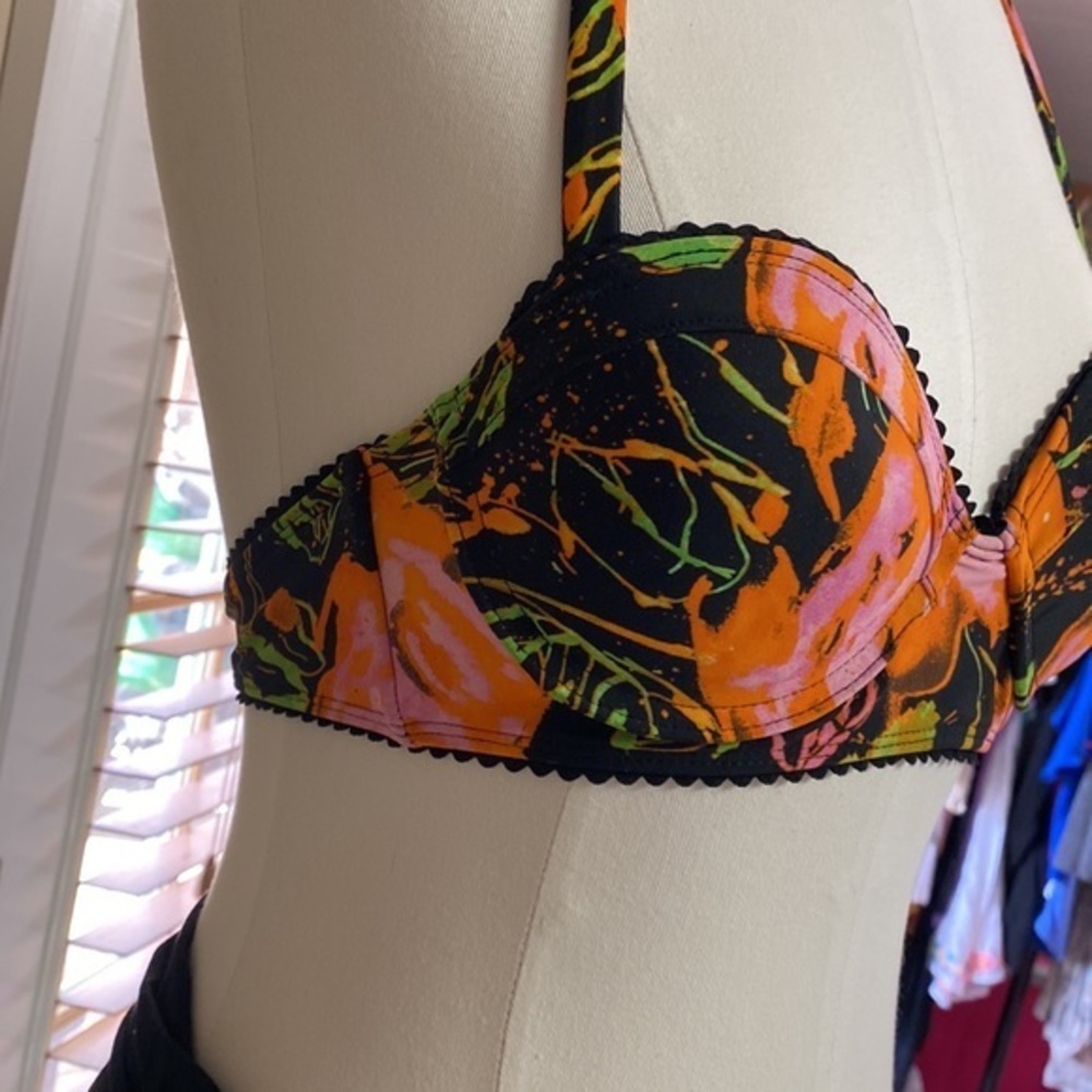 Bikini - Picture 5 of 10